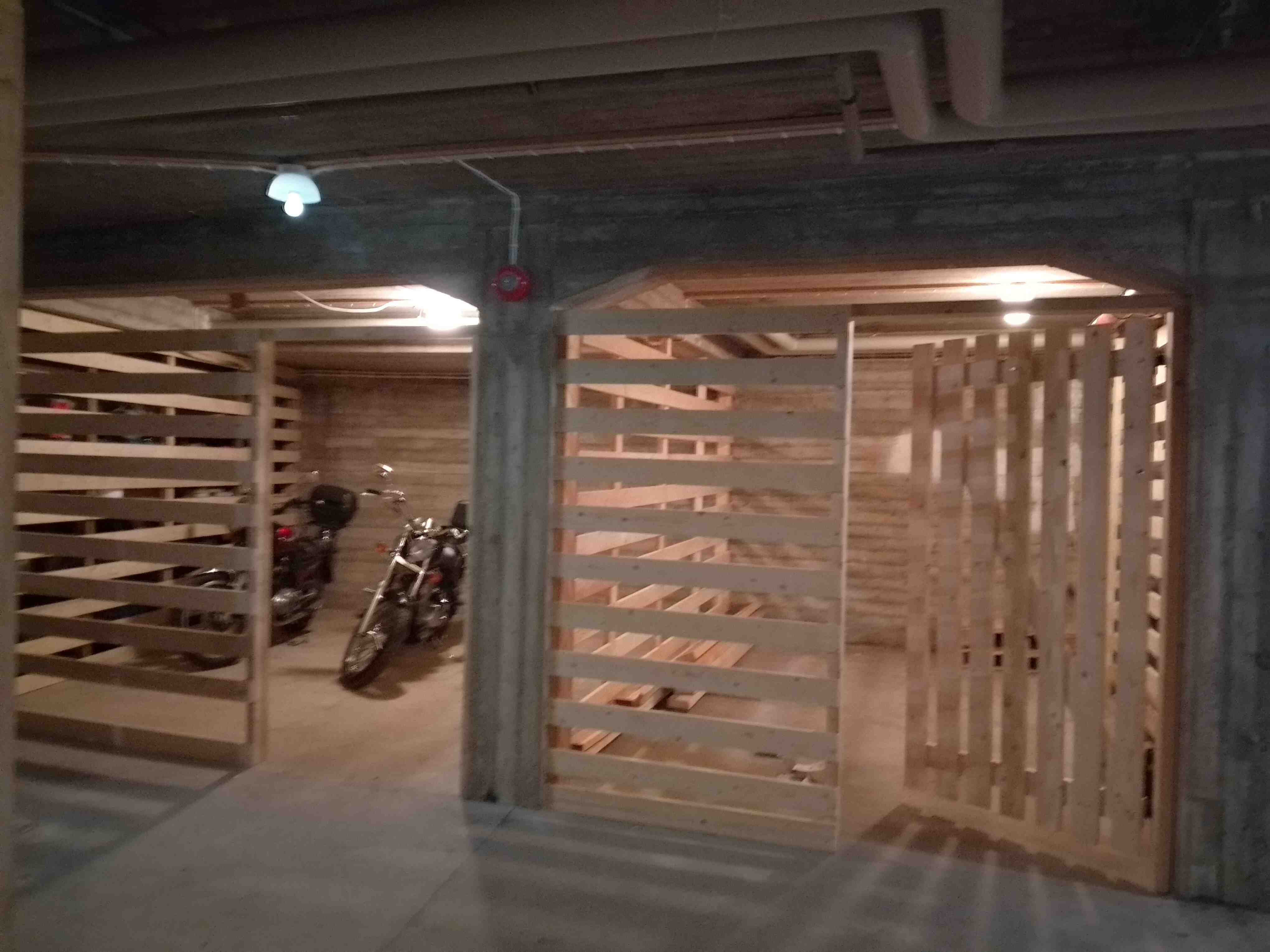 Häkkivarastot / Cage storage units