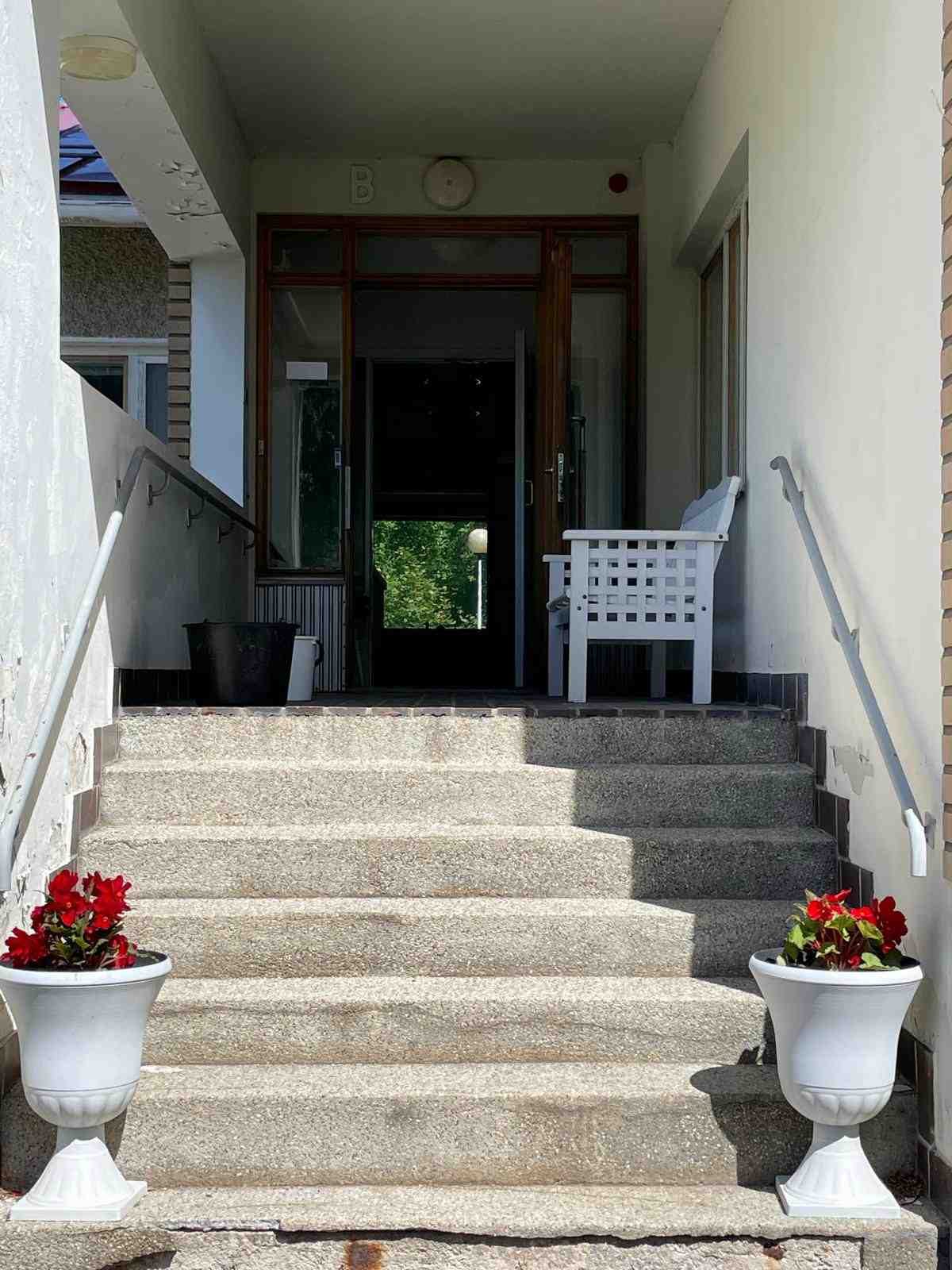 Pääsisäänkäynti / Main entrance