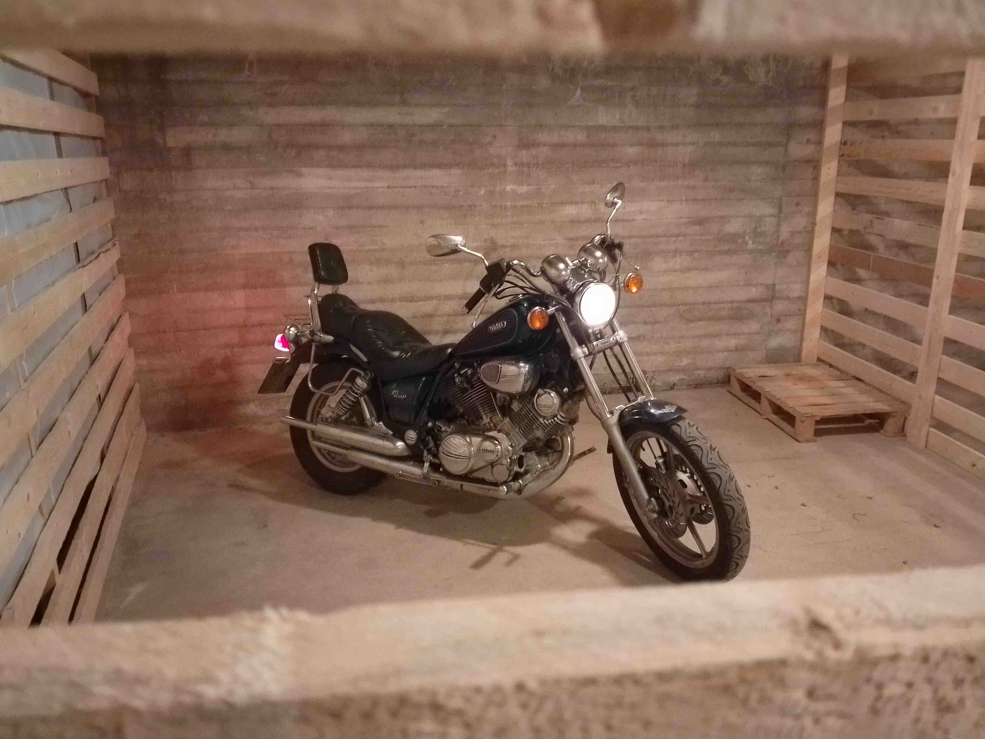 Moottoripyörä talvessa / Motorcycle in storage